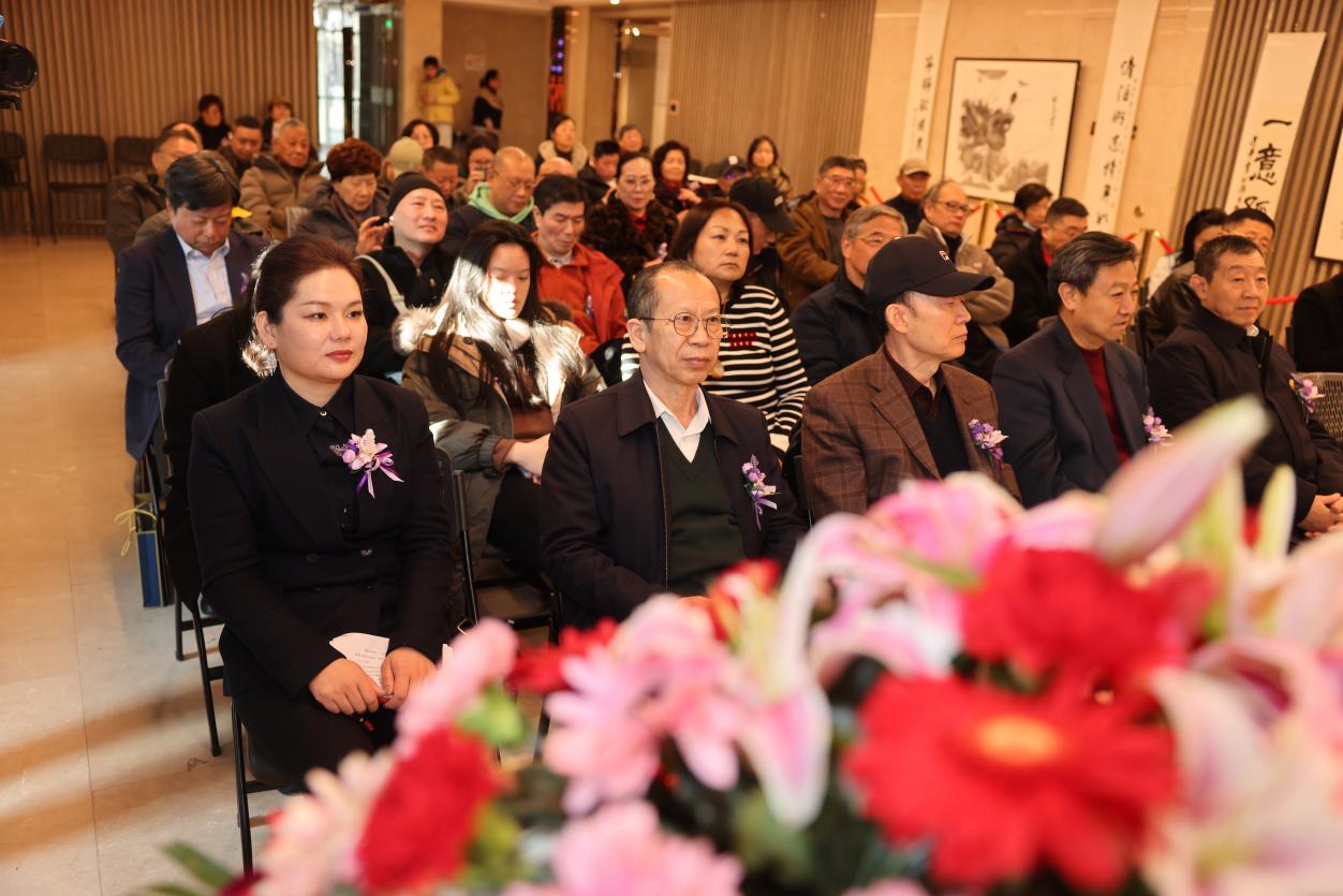 一片繁花宛若春,静远斋中遍国珍——“繁华似锦·卢宏斌中国画展”暨文化进万家研讨会在沪成功举办 一片繁花宛若春,静远斋中遍国珍——“繁华似锦·卢宏斌中国画展”暨文化进万家研讨会在沪成功举办
