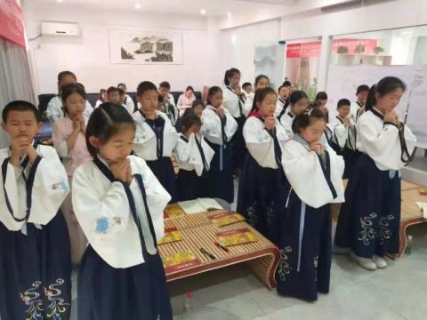国学小君子 翩翩少年郎——成都市新津区骑龙社区少儿国学课堂润心田