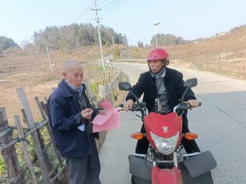 湖南武冈市水浸坪乡开展“幸福敲门、安全到家”宣传活动