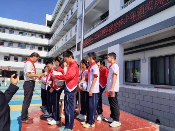 江西安远县东江实验学校校长思政课点燃新时代少年家国情怀