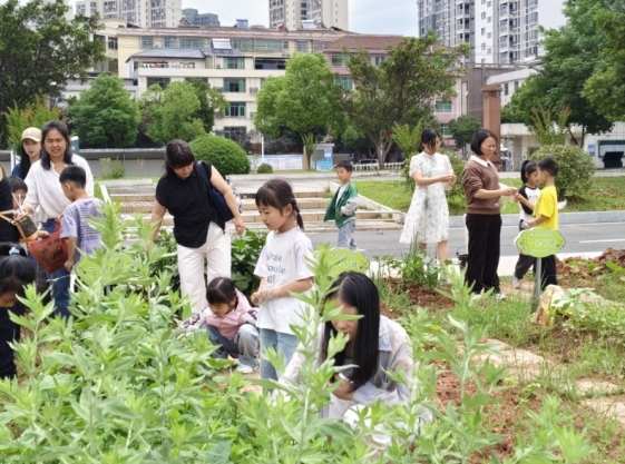 江西安远县东江实验学校举行劳动月香囊制作活动