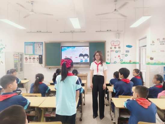 江西信丰县第八小学开展“红领巾正飘扬”少先队礼仪知识宣讲活动