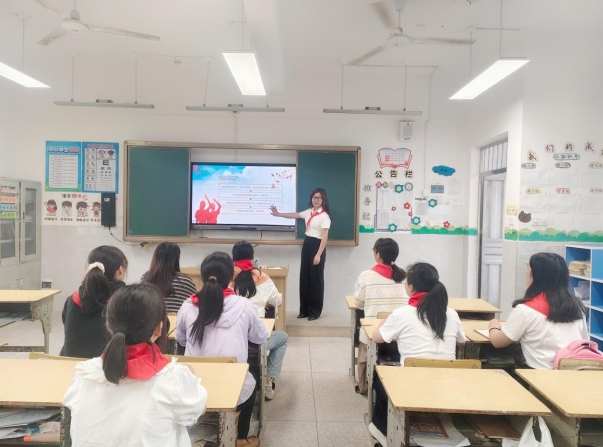 江西信丰县第八小学开展“少先队礼仪知识”集体备课活动