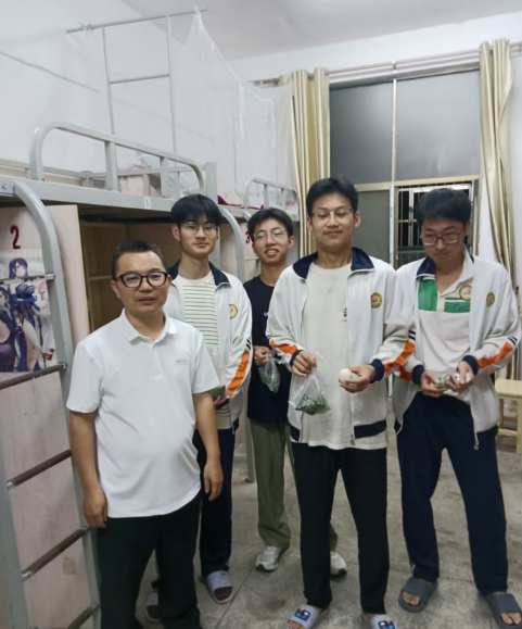 江西安远一中：端午粽香暖人心 情系留校高三学子