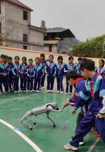 江西信丰县：科普大篷车开进校园 点燃少年科技梦想