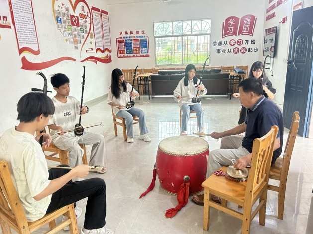 江西安远塘村乡暑期公益二胡班开课 奏响传统文化乐章