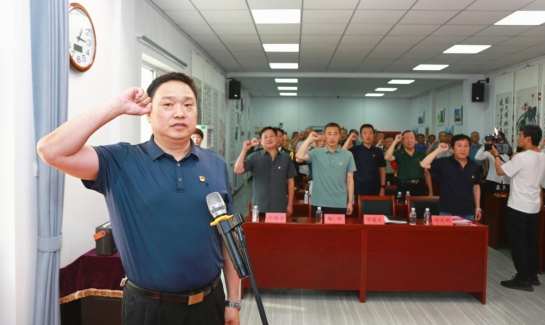 红心永向党  热血铸军魂