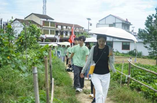 江西服装学院：服满乡村实践队脚踏吴城热土，“访”察民间心声！