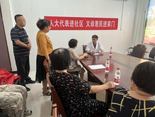 人大代表进社区 义诊惠民进家门