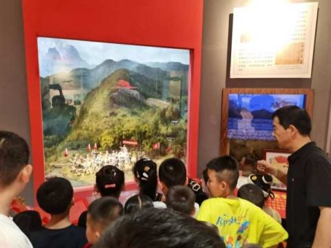 做红色传承人——礼县公安局开展警娃红色研学夏令营体验活动