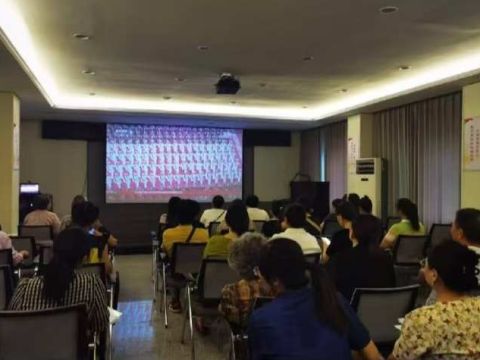 四川达州翠屏街道新桥社区组织收看抗战胜利80周年大会