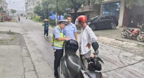 武冈市水浸坪乡开展交通安全整治行动护航群众赶集路