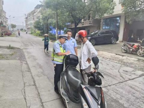 武冈市水浸坪乡开展交通安全整治行动护航群众赶集路