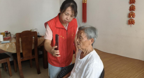 江西奉新罗山社区上门为高龄老人开展暖心认证
