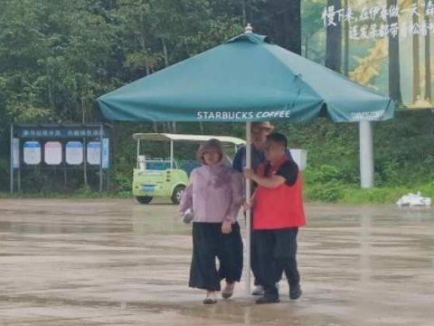 黑龙江省伊春市汤旺河镇党员志愿者护航旅游季暖心服务