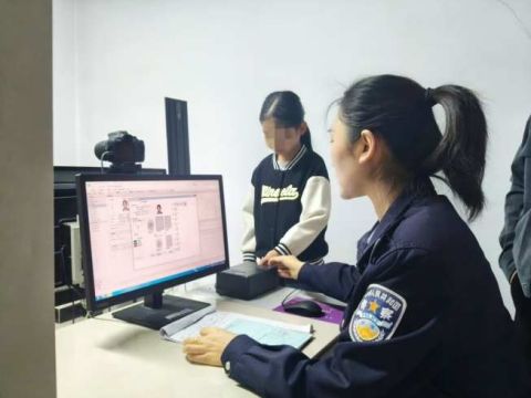 双节坚守——户籍窗口的别样“警彩”