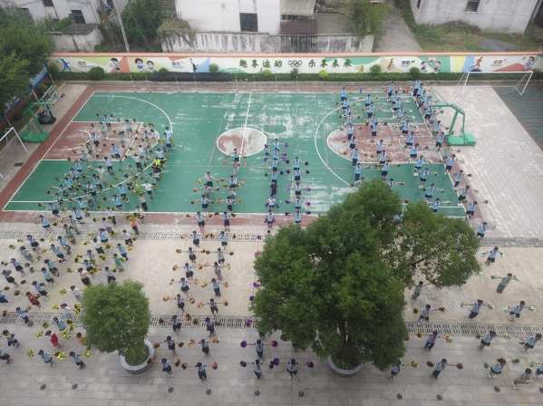 江西信丰县第八小学举行第二届体育节啦啦操、跑操比赛
