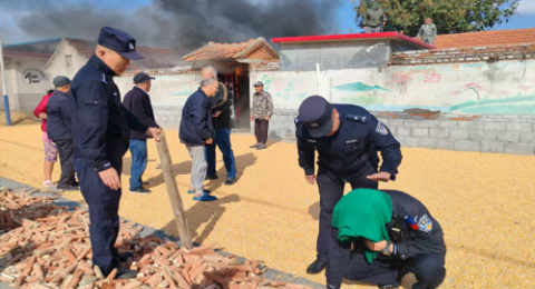 青岛莱西公安民辅警勇闯火场！群众家中起火被围困，生死救援瞬间展开