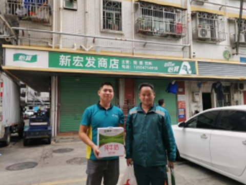 重阳节前夕，马家龙社区快递小哥为高龄长者与独居老人送温暖