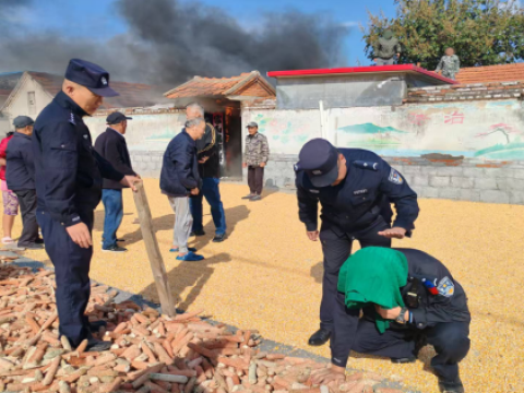 青岛莱西公安民辅警勇闯火场！群众家中起火被围困，生死救援瞬间展开