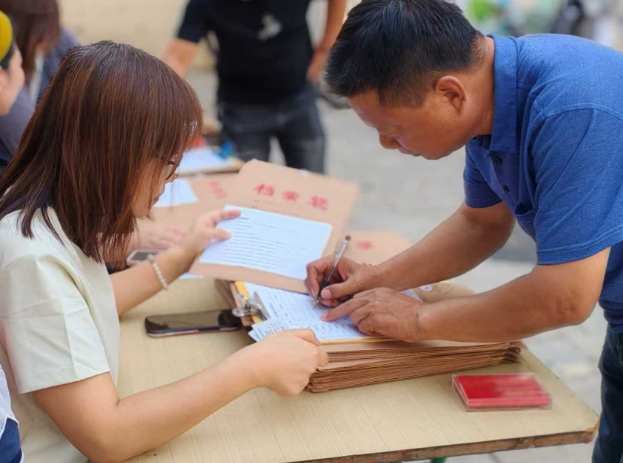协助居民办房证 一心一意解民忧