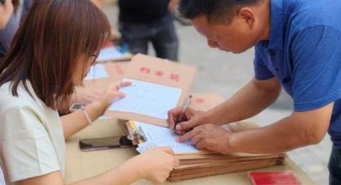 协助居民办房证 一心一意解民忧