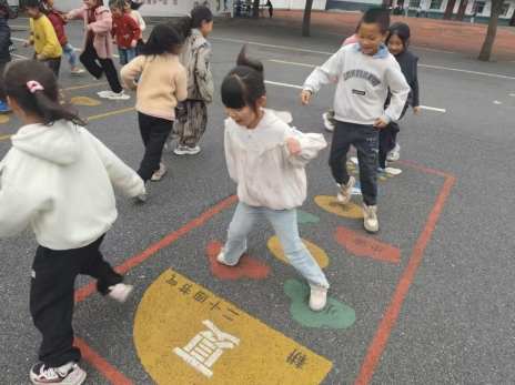 江西永新县文竹镇小学：课间15分钟，“跳格子”跳出欢乐与活力