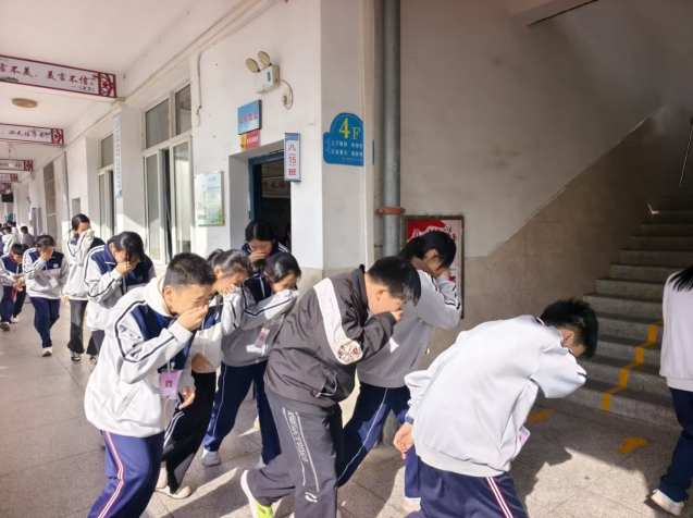 演练筑防线 江西安福县城关中学消防逃生演练淬炼应急硬本领