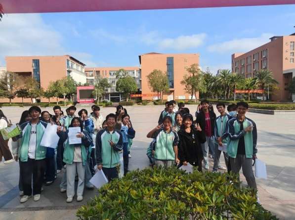 江西信丰二中组织开展校园植物探索活动