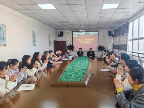 江西信丰二中举行12月教师光荣退休仪式