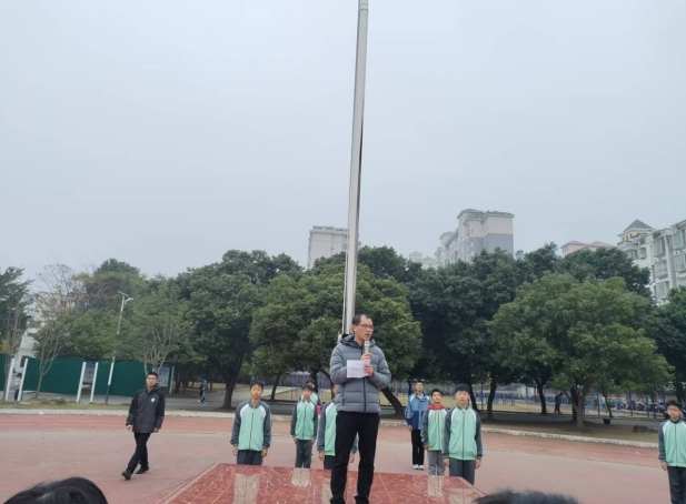 筑牢安全防线 培育友善品格 江西安远县东江实验学校开展国旗下防欺凌主题思政课