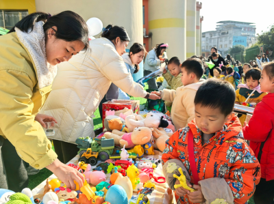 江西遂川龙泉幼儿园：“童”心市集为爱“益”起 萌娃义卖传递温暖