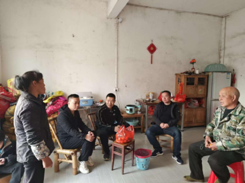 江西安远县塘村乡：精准纾困解民忧 党员助农暖民心