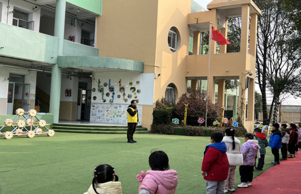 放假前 “安全必修课” 开讲！栟茶镇靖海幼儿园以法治之力守护幼儿平安假期