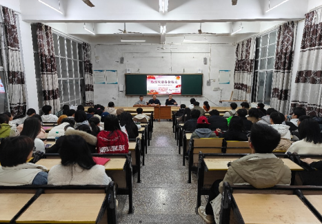 江西信丰二中组织第二期优秀毕业生返校宣讲活动