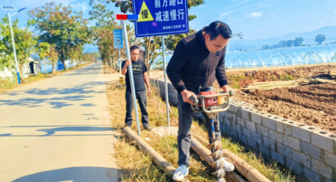 小路口守护大安全&mdash;&mdash;云南勐海曼洪村委会&ldquo;12123工程&rdquo;筑牢农村道路安全防线