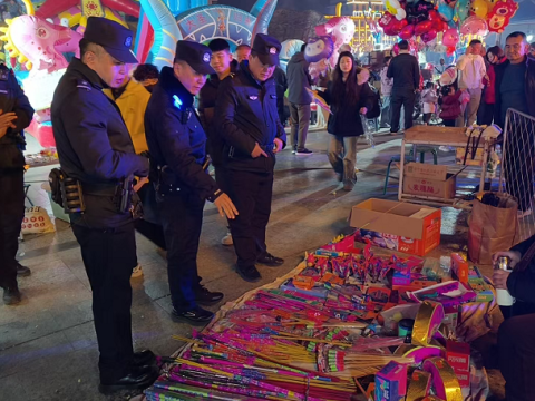 甘肃礼县公安局特警大队筑牢烟花爆竹安全防线