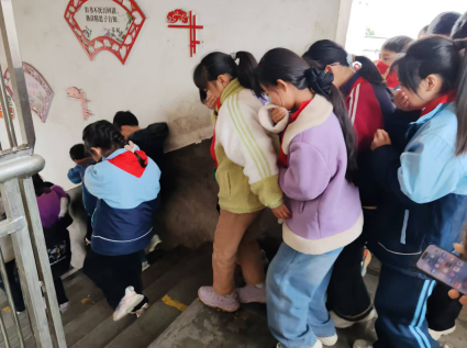 江西信丰县万隆乡中心小学开展消防应急疏散演练