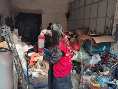 罗山社区开展商铺灭火器专项检查筑牢消防安全防线