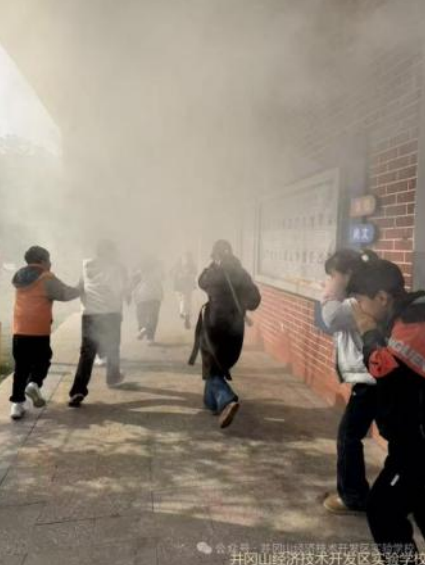 江西井冈山经开区实验学校开展 2026 年春季消防应急疏散演练