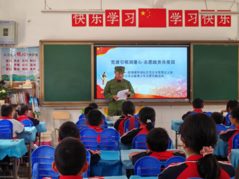 云南勐海县勐海镇和谐社区：老战士为青少年分享爱国主义故事