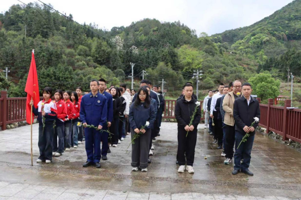 江西安远县塘村乡：鲜花祭英烈，精神励前行