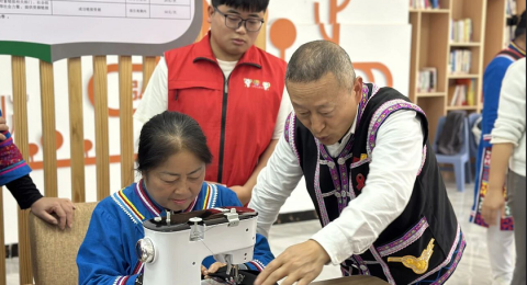云南勐海镇景囡社区：银发指尖绣匠心 &ldquo;邻力&rdquo;齐心续文脉