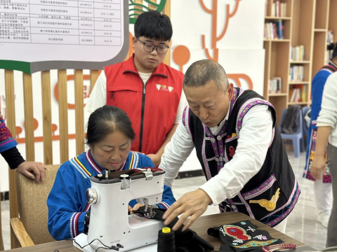 云南勐海镇景囡社区：银发指尖绣匠心 &ldquo;邻力&rdquo;齐心续文脉