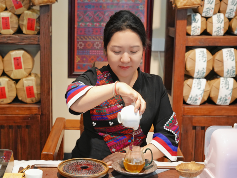 云南勐海县格朗和乡：一间老宅，一纸茶约，一位党员的山间回响