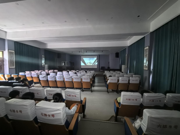 江西南昌县向塘二中开展爱国主义教育观影活动