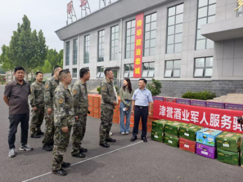 致敬军旅 情暖军营