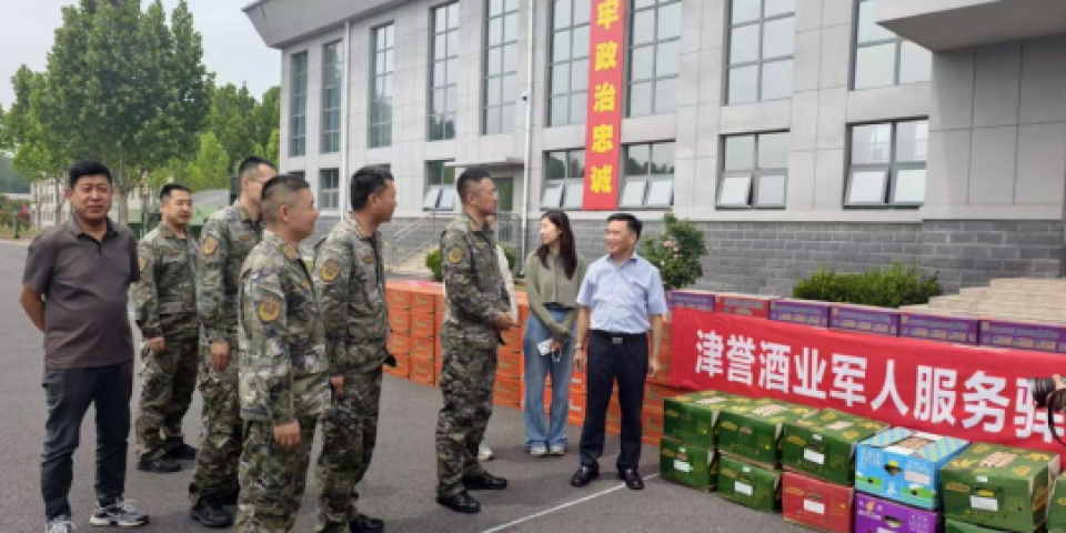 致敬军旅 情暖军营
