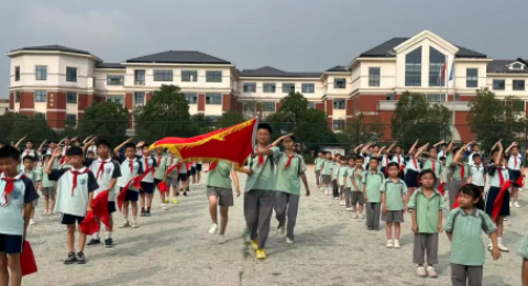 【高举队旗跟党走，做新时代好少年】江西信丰县第二小学举行2026年新队员入队仪式