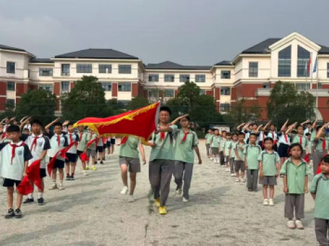 【高举队旗跟党走，做新时代好少年】江西信丰县第二小学举行2026年新队员入队仪式